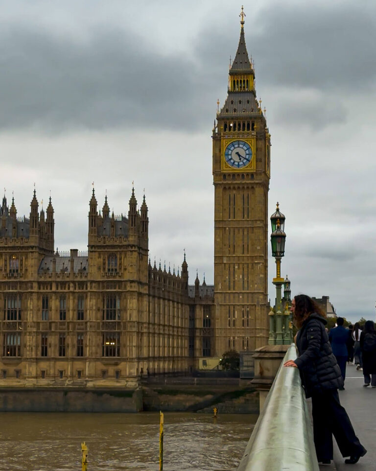 Vista del Big Ben desde el puente de Westminster con el río Támesis en primer plano.
