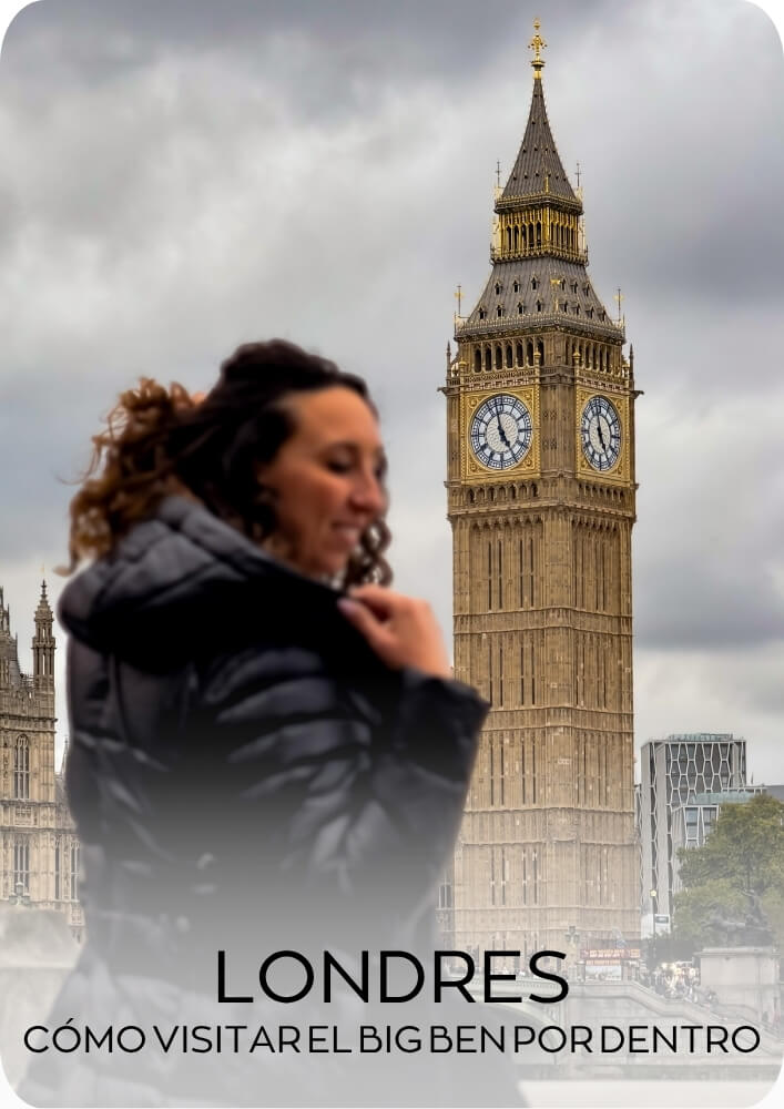 Mujer observando el Big Ben en Londres, guía sobre cómo visitar la torre por dentro.